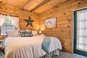 Rustic Rothbury Cabin with Resort Amenity Access!客房内的一张或多张床位