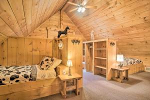 Rustic Rothbury Cabin with Resort Amenity Access!的休息区