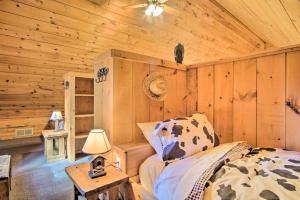 Rustic Rothbury Cabin with Resort Amenity Access!客房内的一张或多张床位