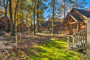 RothburyRustic Rothbury Cabin with Resort Amenity Access!的小木屋设有围栏和庭院
