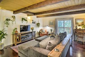 Χώρος καθιστικού στο Cabin with Hot Tub, 25 Mi to Olympic Natl Park