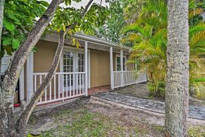 una casa con palmeras delante en Retreat Half-Mile to BeachandSiesta Key Village, en Siesta Key
