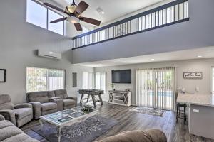 ein Wohnzimmer mit Sofas und einem Deckenventilator in der Unterkunft Bullhead City Pad with Pool and Patio Near River in Bullhead City