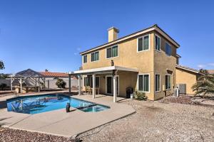 ein Haus mit einem Swimmingpool davor in der Unterkunft Bullhead City Pad with Pool and Patio Near River in Bullhead City