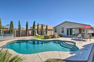 Πισίνα στο ή κοντά στο Pool and Covered Patio San Tan Valley Home
