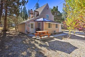 ein kleines Haus mit einem Picknicktisch davor in der Unterkunft Cozy Cottage with Spacious Yard about 4 Mi to Ski! in Big Bear City