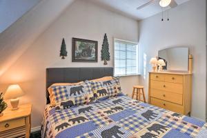 Schlafzimmer mit einem Bett, einer Kommode und einem Spiegel in der Unterkunft Cozy Cottage with Spacious Yard about 4 Mi to Ski! in Big Bear City