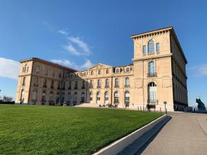 马赛Ravissant studio en plein centre de Marseille的前面有绿色草坪的大建筑 更多20张照片