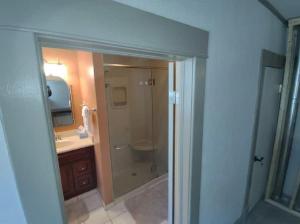 a bathroom with a shower and a sink and a toilet at Rancher's Capitol Lodge in Cheyenne +7 photos