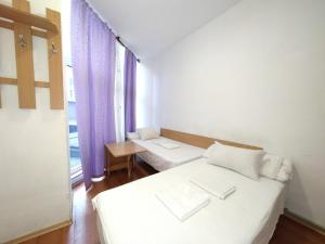 ein kleines Zimmer mit 2 Betten und einem Fenster in der Unterkunft HOTEL ЗiРКА in Odessa