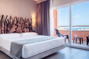 Postel nebo postele na pokoji v ubytování Tarifa Lances by QHotels