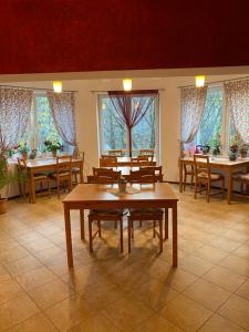 A restaurant or other place to eat at Villa Kokosowa