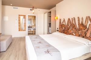 Postel nebo postele na pokoji v ubytování Tarifa Lances by QHotels