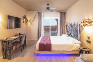 Postel nebo postele na pokoji v ubytování Tarifa Lances by QHotels