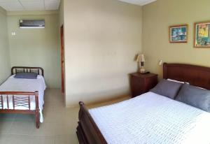 um quarto com duas camas e um candeeiro em Cucube em Ayangue