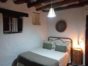 A bed or beds in a room at La Abuela Mercedes en Trevélez