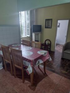 mesa de comedor y sillas con mantel en Apartamento em bairro Floresta, en Porto Alegre