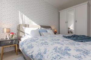 A bed or beds in a room at VeronikApartman - brand new & cozy - with underground garage
