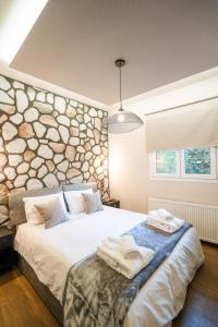 A bed or beds in a room at Meteora vibes