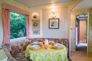 Toad Hall, Self Catering, Sleeps Four في ساوثهام: غرفة معيشة مع طاولة وأريكة