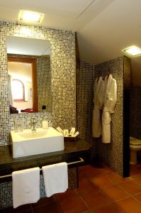 een badkamer met een wastafel en een spiegel bij Mas Ferran in Sant Gregori