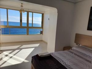 贝尼多姆Principado Marina的一间带床的卧室，可欣赏海景 更多14张照片