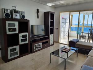 贝尼多姆Principado Marina的客厅里有一张沙发和一台电视