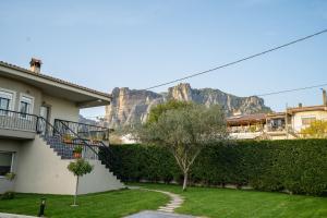 A general mountain view or a mountain view taken from A villát