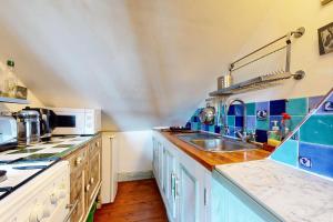 Dapur atau dapur kecil di Beautiful 1bed attic wterrace in North Kensington