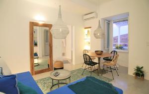 A seating area at Lasia Boutique Apartment
