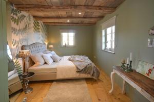 Ένα ή περισσότερα κρεβάτια σε δωμάτιο στο Maison 1775 Ferien im historischen Bauernhaus mit Sauna, Wissembourg, Elsass