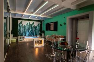 salon ze stołem i kominkiem w obiekcie Resort Villa La Perla Sul Mare w mieście Leporano Marina
