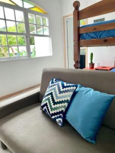 - deux oreillers installés sur un canapé dans le salon dans l'établissement Red House - Casa com Linda vista do Mar, à Palhoça