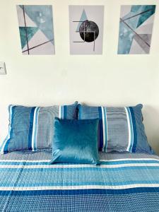 - un lit avec des oreillers bleus et blancs dans l'établissement Red House - Casa com Linda vista do Mar, à Palhoça
