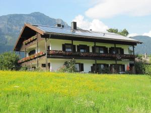 ein Haus auf einem Hügel auf einem Feld in der Unterkunft Landhaus Fellnerbauer in Bad Reichenhall