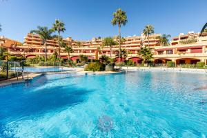 una gran piscina frente a un gran edificio en Hanami Riviera Andaluza - Sólo Familias!, en Estepona