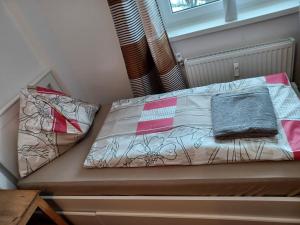 un letto con due cuscini sopra in una stanza di Stubnerblick a Bad Gastein