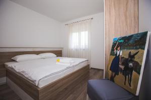 Postel nebo postele na pokoji v ubytování Apartment in Lopar with balcony, air conditioning, WiFi, washing machine (4885-1)
