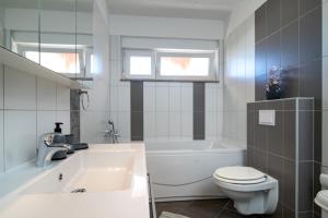 Koupelna v ubytování Apartment in Lopar with balcony, air conditioning, WiFi, washing machine (4885-1)