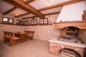 Kuchyň nebo kuchyňský kout v ubytování Apartment in Lopar with balcony, air conditioning, WiFi, washing machine (4885-1)