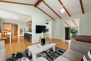 Zona de estar de Fenton Retreat - Rotorua Holiday Home