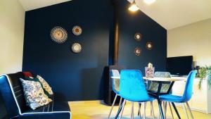 une salle à manger avec des chaises bleues et une table dans l'établissement Casa João Rodas, à Soajo