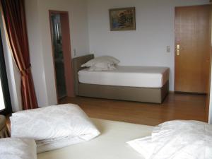 Dos camas en una habitación con cama sidx sidx sidx sidx sidx sidx sidx en Bed and Breakfast Villa Iris, en Mošćenička Draga
