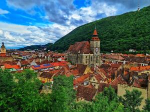 uma vista aérea de uma cidade com edifícios e uma montanha em Chic Studio Brasov em Braşov