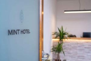 Mint Hotel في بريزرن: باب مكتب مع علامة بيت النعناع عليه