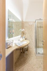 A bathroom at Palazzo Filisio - Regia Restaurant