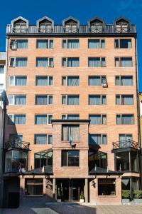- un grand bâtiment en briques avec des balcons dans l'établissement Hotel Crans Montana, à San Carlos de Bariloche