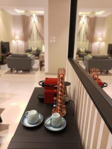 リヤドにあるF residence, Beauty & Luxuryのバルコニー(テーブル、カップ、ソーサー付)