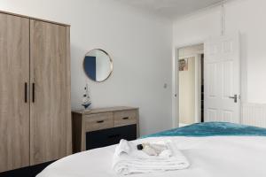 Curzon Apartment - Large Apartment ideal for Contractors and families 3 Separate bedrooms! Parking and WiFi