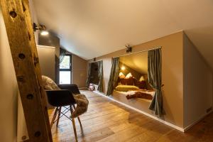 a bedroom with a large mirror and a bed at Chalet Hüttenzauber in Zella-Mehlis